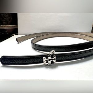 TORYBURCH REVERSIBLE LOGO BELT
1/2 WAIST BELT BLACK / FRENCH GRAY